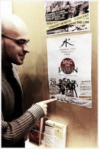 Norritt con el cartel de Sing for Japan