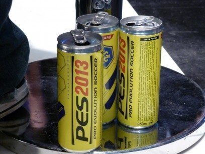 Latas de bebida energética promocionando PES 2013 en la Gamescom 2012
