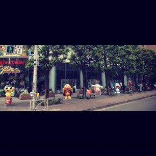 Estatuas en la entrada del edificio de Bandai Estatuas en la entrada del edificio de Bandai