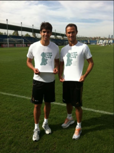 Kaká y Carvalho apoyando Juegaterapia Kaká y Carvalho apoyando Juegaterapia