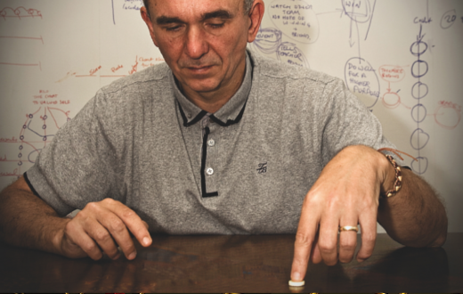 Peter maldiciendo al mundo por no poder contar qué hay dentro del cubo