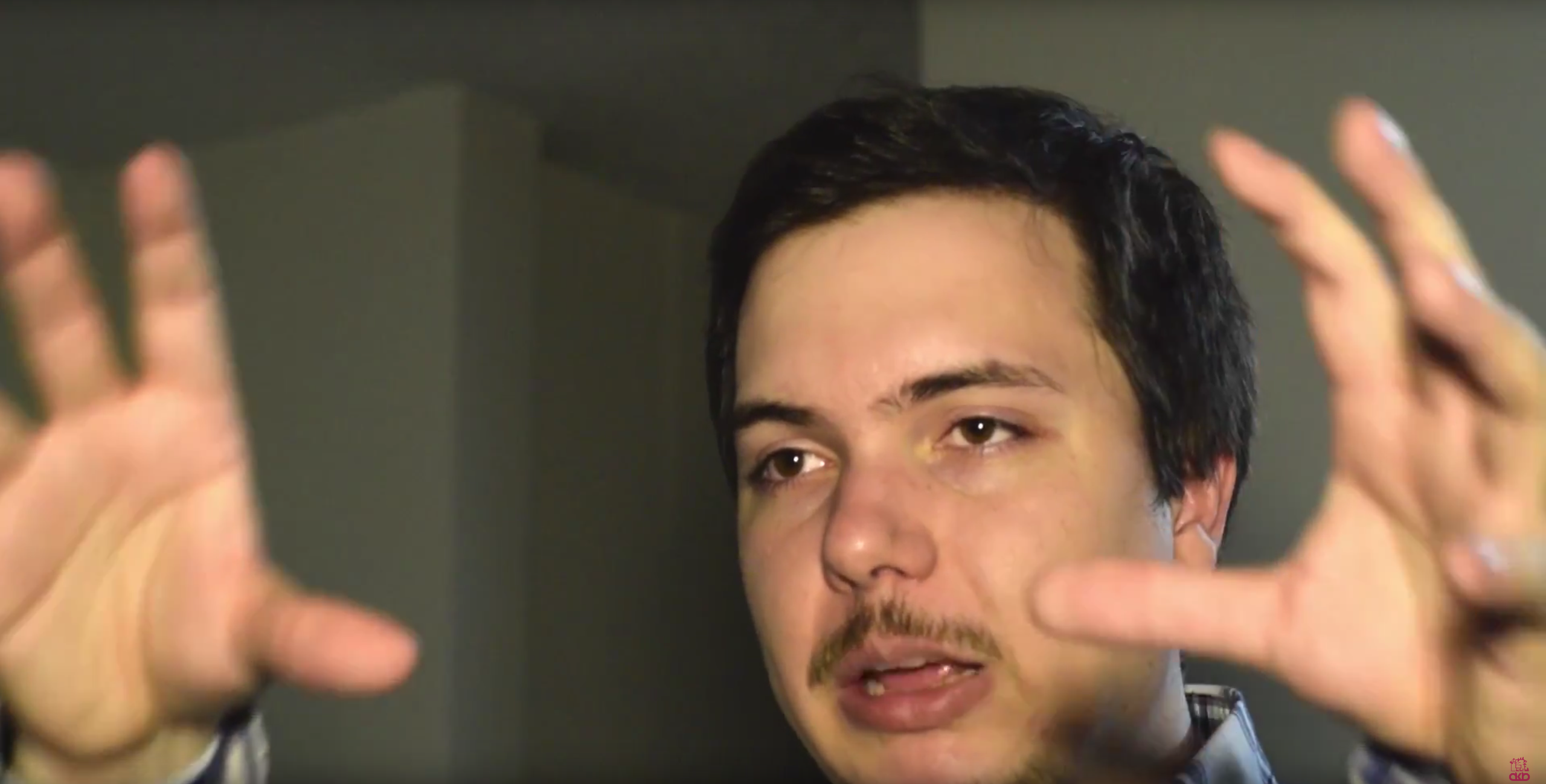 Aquí Jordi celebrando los goles de Cristiano desde su hotel en L.A.