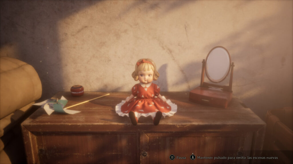 Una muñeca con un vestido rojo está sentada sobre una cómoda de madera, rodeada por un molinete, un pequeño frasco y un espejo. El ambiente es nostálgico y está suavemente iluminado.