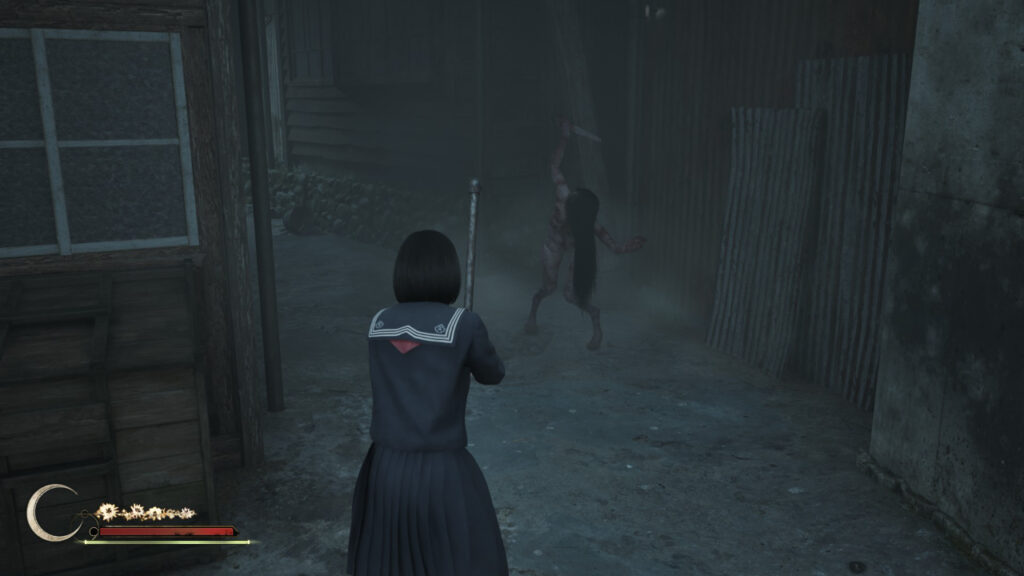 Una persona con un uniforme escolar oscuro se enfrenta a una figura monstruosa con el pelo largo que sostiene un arma en un callejón oscuro, creando una atmósfera tensa y misteriosa.